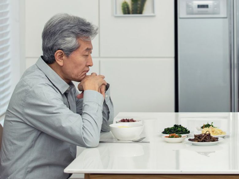 은퇴하고 처음에는 연락이 곧잘 왔다. 안부를 묻는 직장동료들의 전화가 끊어지는 순간, 혼자 마주하는 식탁이 잦아진다. 가족들과 시간을 보내면 되겠다고 생각했지만, 그들도 나름의 삶이 바쁘다. 전문가들은 50대에게 아직 회사에 남아 있을 때, '회사밖 인간관계'를 만들어 놓으라고 조언한다. /게티이미지뱅크