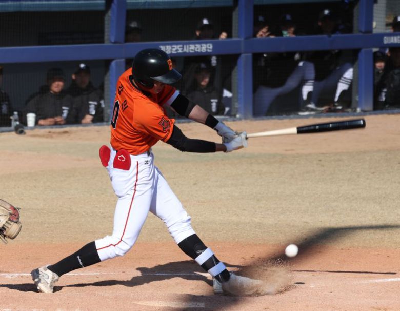 북일고 노강민이 명문고야구열전 개막전에서 타격하고 있다.사진=서동일 기자