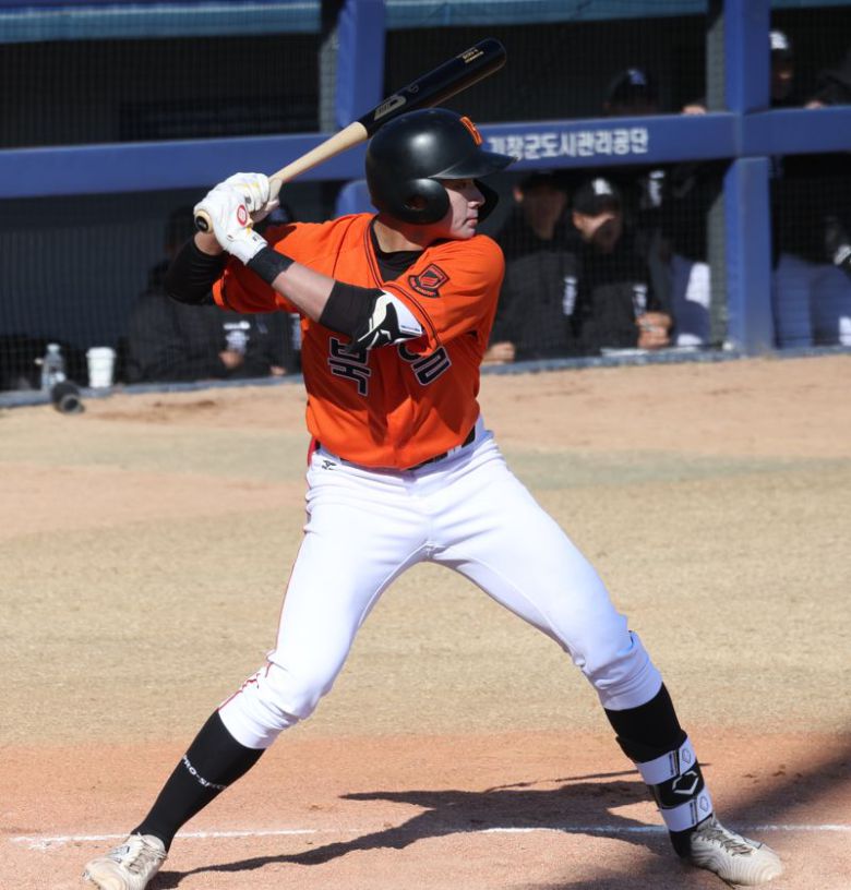 북일고 노강민이 명문고야구열전 개막전에서 타격하고 있다.사진=서동일 기자