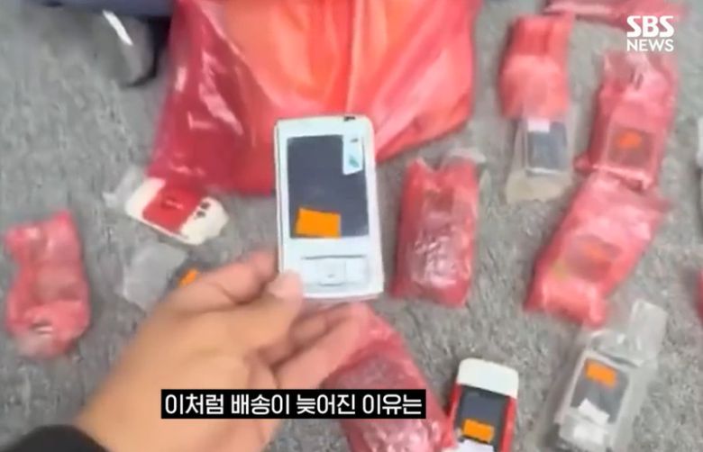 리비아에서 휴대전화 매장을 운영하는 한 상인이 2010년에 주문했던 노키아 휴대전화 물량을 16년 만에 전달받았다. /사진=X(@sputnik_afrique), SBS뉴스 캡처