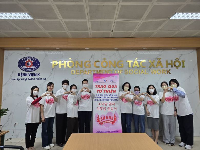 KAS홀딩스 대표단이 지난 16일 베트남 하노이 K병원을 방문 위급한 암환자 70여 가족을 대상으로 생활비와 치료비 지원 전달하고 손가락 하트를 표현하며 응원의 메시지를 보내고 있다. KAS홀딩스 제공