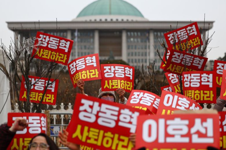 한동훈 전 국민의힘 대표 지지자들이 지난 15일 국회 앞에서 한 전 대표 제명 철회 및 장동혁 대표 사퇴를 촉구하는 기자회견을 열고 구호를 외치고 있다. 뉴시스