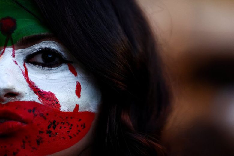 이탈리아 로마에서 16일(현지시간) 한 여성 시위 참가자가 이란 시위를 지지하는 분장을 하고 있다. 이란 시위가 당국의 무자비한 진압으로 이날까지 사흘 동안 잠잠하지만 근본 원인인 경제난이 해소되지 않았기 때문에 이런 거리의 평화는 '모래 위의 성'이라는 분석이 나오고 있다. 로이터 연합
