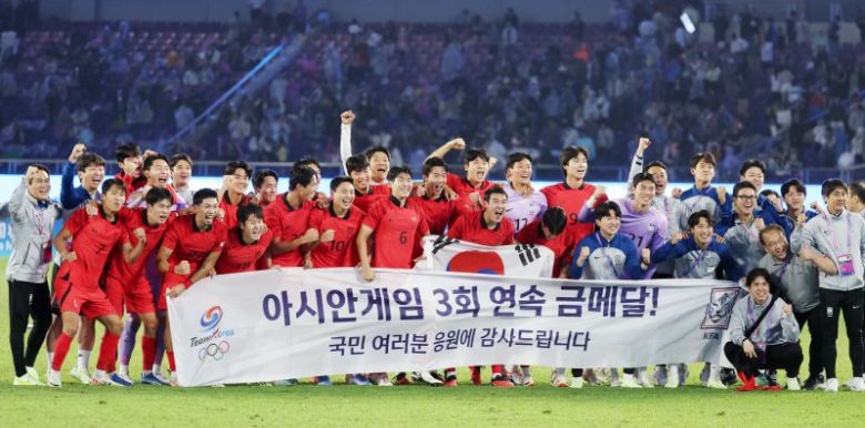 아시안게임 남자 축구대표팀 황선홍 감독을 비롯한 선수들이 7일 오후 중국 항저우 황룽 스포츠센터 스타디움에서 열린 2022 항저우 아시안게임 남자 축구 대한민국과 일본의 결승전에서 2대1로 승리해 금메달을 확정 지은 뒤 기념촬영을 하고 있다.뉴스1