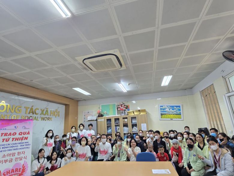 KAS홀딩스 장순봉 회장을 비롯한 대표단이 지난 16일 베트남 하노이 K병원 위급 암환자 가족들에게 치료비와 생활비 등을 지원한 후 화이팅을 외치고 있다. KAS홀딩스 제공