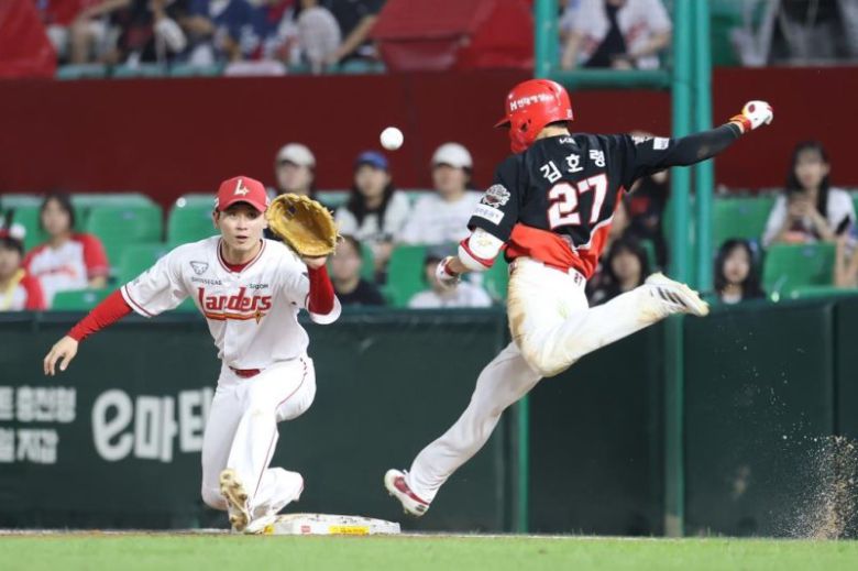 있는 힘을 다해 1루로 뛰는 김호령.뉴스1