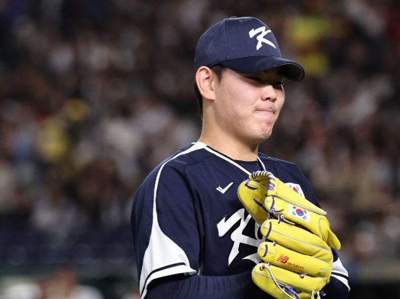 15일 오후 일본 도쿄돔에서 열린 월드베이스볼클래식(WBC) 대비 평가전 '2025 케이 베이스볼 시리즈(K-BASEBALL SERIES)' 일본과의 1차전 경기. 5회말 일본의 무사 만루 상황 등판한 성영탁이 4실점을 허용하며 이닝을 마친 뒤 아쉬워하며 더그아웃으로 향하고 있다. 뉴스1