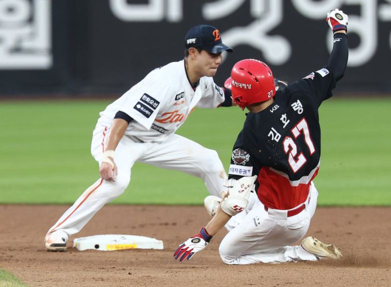 KIA 타이거즈와 한화 이글스의 경기. 3회초 2사 2,3루 KIA 김호령이 2타점 적시타를 치고 2루로 슬라이딩하고 있다.뉴스1