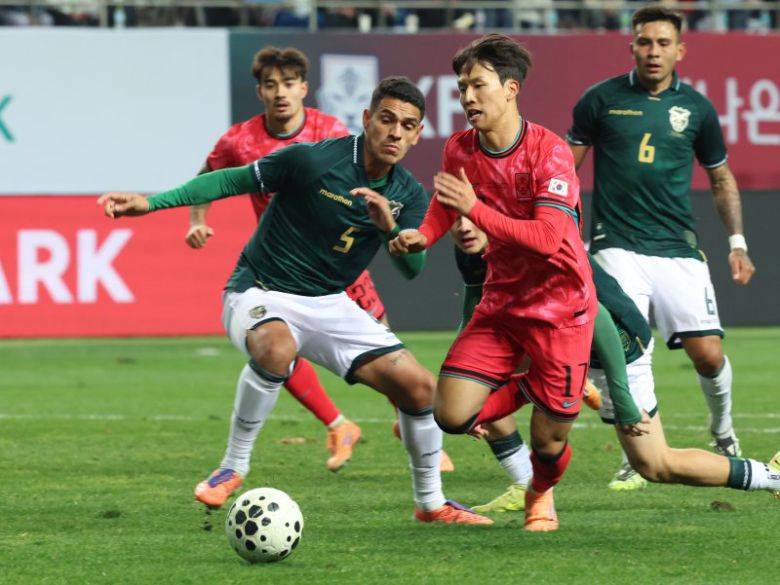 대전월드컵경기장에서 열린 축구 국가대표팀 평가전 대한민국과 볼리비아의 경기에서 한국 엄지성이 문전으로 대시하고 있다.뉴시스