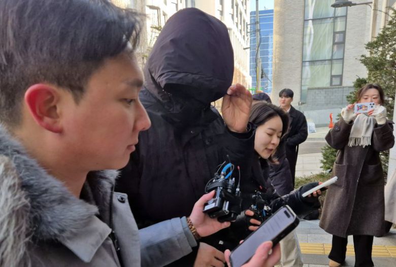 김경 서울시의원으로부터 공천헌금 1억원을 받아 강선우 무소속 의원에게 전달했다고 지목된 강 의원의 전 보좌관 남 모씨가 2차 경찰 조사를 받기 위해 17일 오전 서울 마포구 서울경찰청 공공범죄수사대로 출석하고 있다. 뉴스1