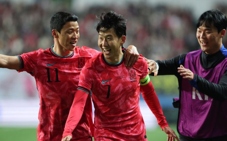 대한민국과 볼리비아의 경기에서 환상적인 프리킥 골을 넣은 손흥민이 기뻐하고 있다. 뉴스1