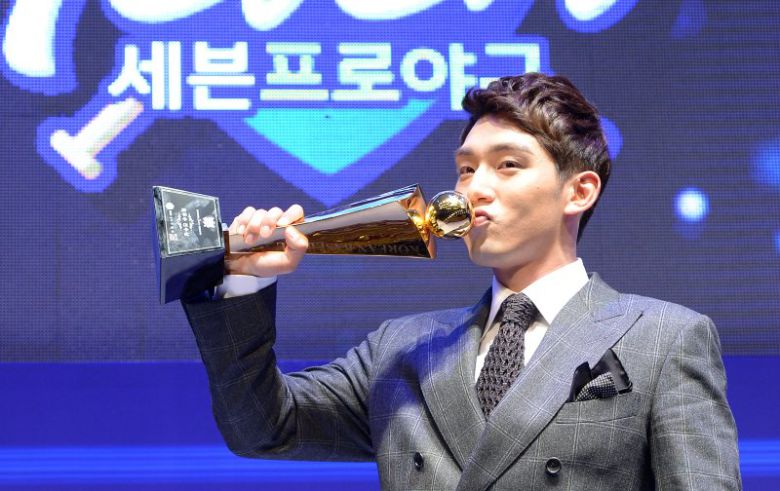 2014년 프로야구 최초 단일 시즌 200안타를 달성하고 정규시즌 MVP를 받은 서건창. 뉴스1