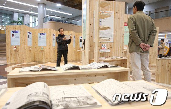 지난 2014년 국회도서관 로비에서 열린 ‘일본 헤이트스피치(hate speech)·혐한(嫌韓) 출판물 전시회’ . 뉴스1
