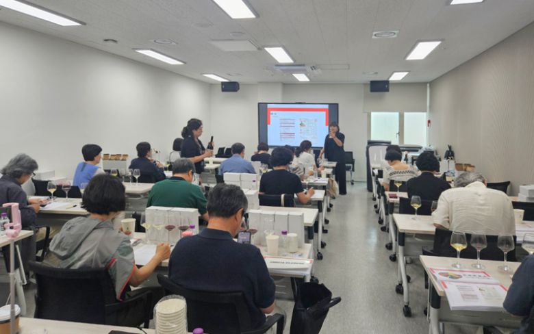 시니어 전문셀러 양성과정 강의 모습 /사진=서울시니어일자리지원센터 제공