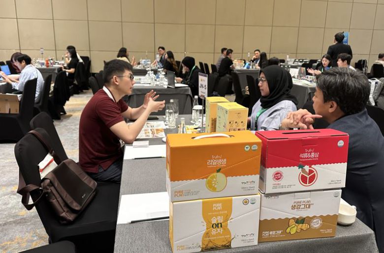 전남도는 오는 8월 26~30일 자카르타에서 열리는 '2026 자카르타 수출상담회 및 농수산식품 판촉전'에 참가해 전남 농수산식품을 전시·판매할 기업을 모집한다고 밝혔다. 사진은 지난 2024년 인도네시아 대형 유통망 입점 사절단의 수출상담회 모습. 전남도 제공