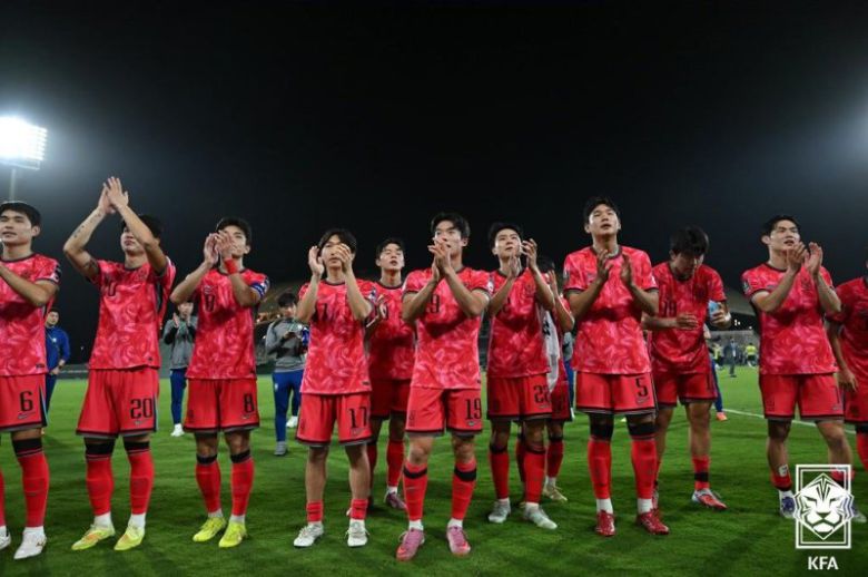 승리 후 팬들 앞에서 인사하는 U23 대표팀.대한축구협회 제공