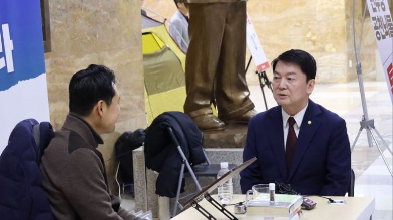 안철수 국민의힘 의원이 지난 17일 단식 농성 중인 장동혁 대표를 만나 격려의 메시지를 전하고 있다./사진=안철수 의원 페이스북 캡처