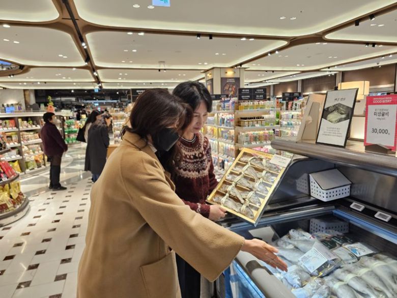 광주광역시는 설 명절을 앞두고 떡류, 건강기능식품, 농·수산물 등 성수식품 안전 관리를 강화하기 위해 오는 19일부터 23일까지 민관 합동 위생 점검을 실시한다고 밝혔다. 광주광역시 제공