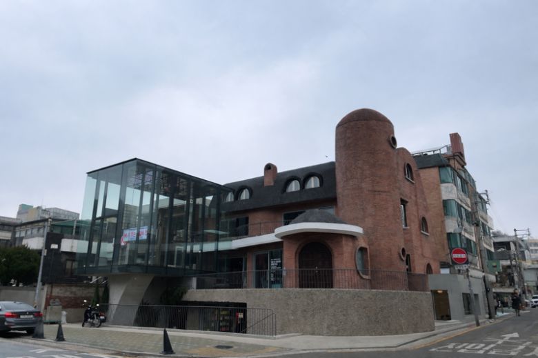 한국의 1세대 현대건축가 김중업이 1984년 설계한 서울 서대문구 '연희정음'. /사진=서윤경 기자