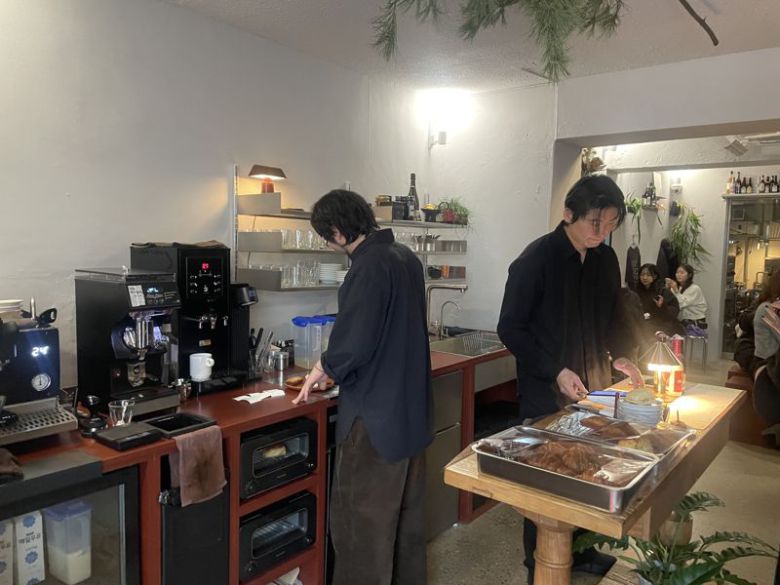 한국의 1세대 현대건축가 김중업이 1984년 설계한 서울 서대문구 '연희정음' 지하층 카페 '푸어링아웃 메라키'에서 김승현 대표(오른쪽)와 직원이 음료와 음식을 준비하고 있다. /사진=서윤경 기자