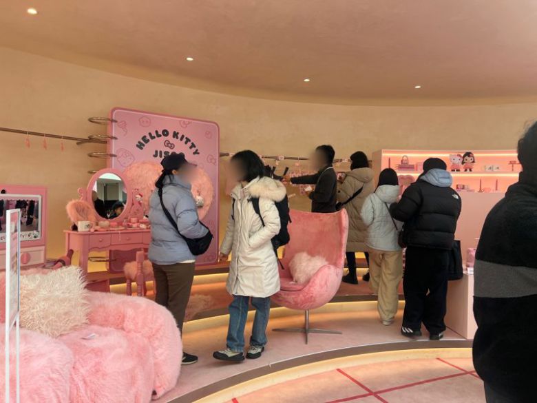 지난 16일 서울 강남구 크림 도산 플래그십 스토어에서 진행된 '헬로키티 X 지수' 팝업에서 방문객들이 상품을 구경하고 있다. 사진=김현지 기자