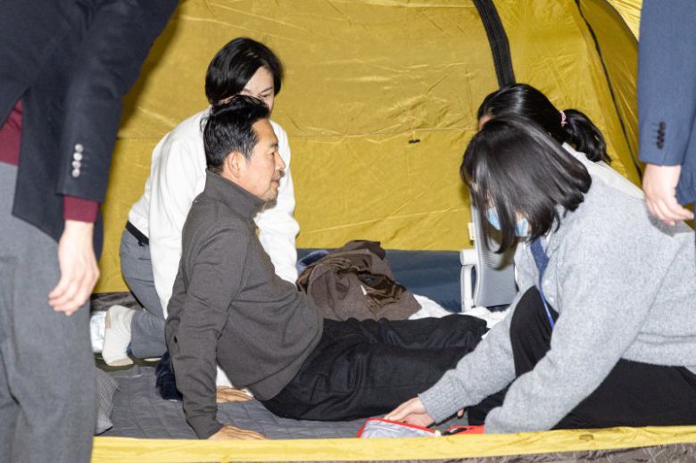 더불어민주당의 통일교 및 공천뇌물 특검 수용을 촉구하며 4일째 단식을 이어가고 있는 장동혁 국민의힘 대표가 18일 서울 여의도 국회 로텐더홀에서 의료진에게 검진을 받기 위해 자리하고 있다. 뉴스1