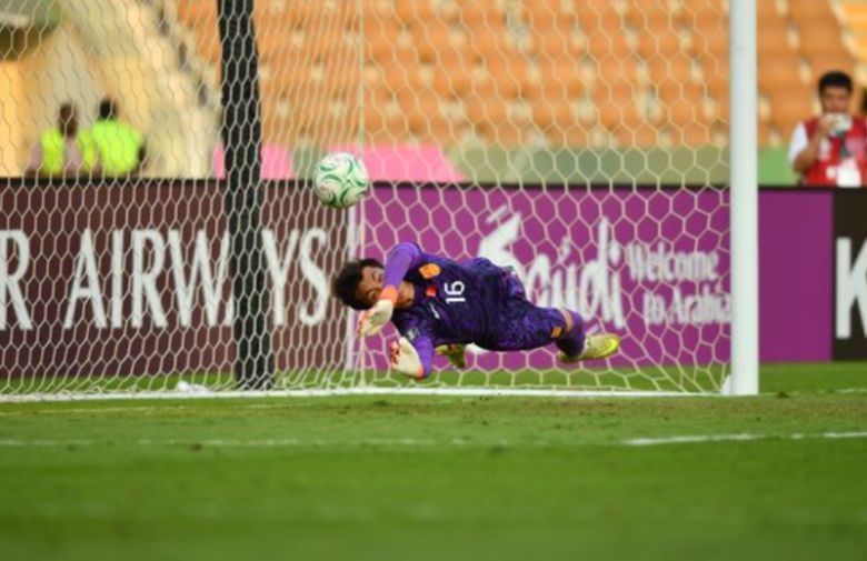 승부차기를 선방하고 있는 중국의 리하오.AFC 홈페이지 제공