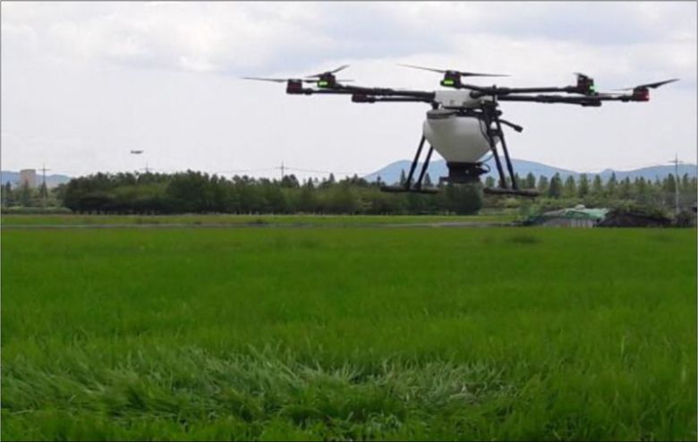 부산시 농업기술센터가 운영하고 있는 농업용 드론 비행 모습. 부산시 제공