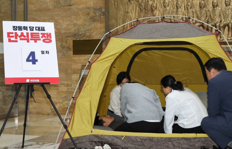 18일 더불어민주당에 통일교·공천헌금 '쌍특검' 수용을 요구하며 국회 로텐더홀에서 나흘째 단식 투쟁을 이어가고 있는 국민의힘 장동혁 대표가 의료진의 진찰을 받고 있다. 연합뉴스