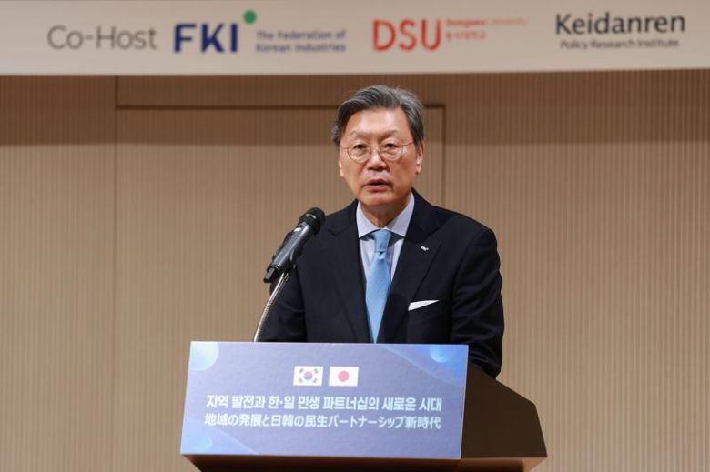 김창범 한경협 부회장이 16일 부산 동서대학교 센텀캠퍼스 컨벤션홀에서 한국경제인협회와 일본 경제단체연합회 종합정책연구소, 동서대학교가 공동으로 개최한 '지역 발전과 한·일 민생 파트너십의 새로운 시대' 세미나에서 인사말을 하고 있다. 한경협 제공