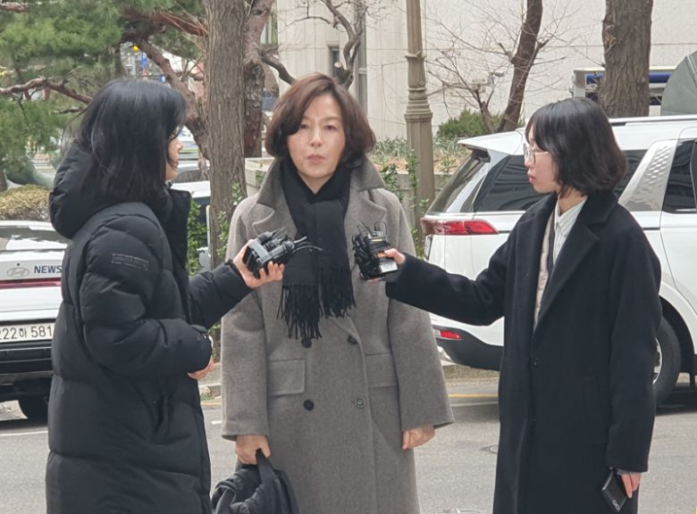 강선우 무소속 의원에게 '공천 헌금 1억원'을 전달한 의혹을 받는 김경 서울시의원이 3차 경찰 조사를 받기 위해 18일 오전 서울 마포구 서울경찰청 공공범죄수사대로 출석하며 취재진에게 심경을 밝히고 있다. 사진=최승한 기자