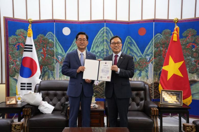 김형모 대한상공회의소 베트남사무소장(왼쪽)이 19일 베트남 하노이 소재 주베트남 대한민국대사관에서 최영삼 대사로부터 외교부 장관상을 수여받고 있다. 대한상공회의소 베트남사무소 제공