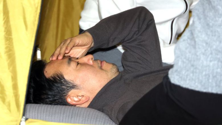 장동혁, 단식 4일차… 한동훈은 '당게 사건' 사과 국회 로텐더홀에서 나흘째 단식 농성을 하고 있는 장동혁 국민의힘 대표가 18일 의료진의 진찰을 받고 있다. 장 대표는 '쌍특검법(통일교·공천헌금)' 수용을 요구하고 있다. 장 대표의 농성이 이어지는 가운데 한동훈 국민의힘 전 대표는 이날 자신에 대한 당의 징계추진과 관련 "정치인으로서 송구한 마음"이라는 입장문을 냈다. 연합뉴스