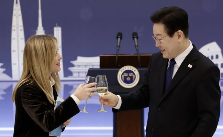 이재명 대통령과 조르자 멜로니 이탈리아 총리가 19일 청와대에서 열린 한-이탈리아 공식오찬에서 건배를 하고 있다. 뉴시스