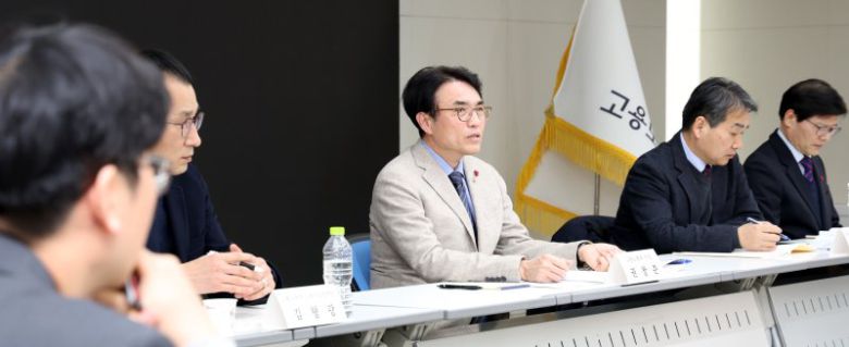 권창준 고용노동부 차관이 19일 오후 세종시 정부세종청사에서 고용노동부 관계자, 지방자치단체 지역경제 및 일자이 담당자, 고용 및 산업 전문가들과 고용위기 선제대응지역 현장관계자들과 간담회에서 발언하고 있다. 뉴스1