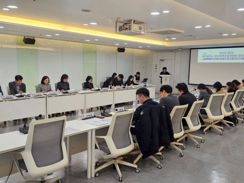 광주광역시는 19일 시청 소회의실에서 청년정책조정위원회<사진>를 열어 '2026년 청년 정책 시행 계획안'을 의결하고, 올해 총 4499억원을 들여 일자리·주거 등을 중심으로 94개 청년 정책 사업을 추진키로 했다. 광주광역시 제공