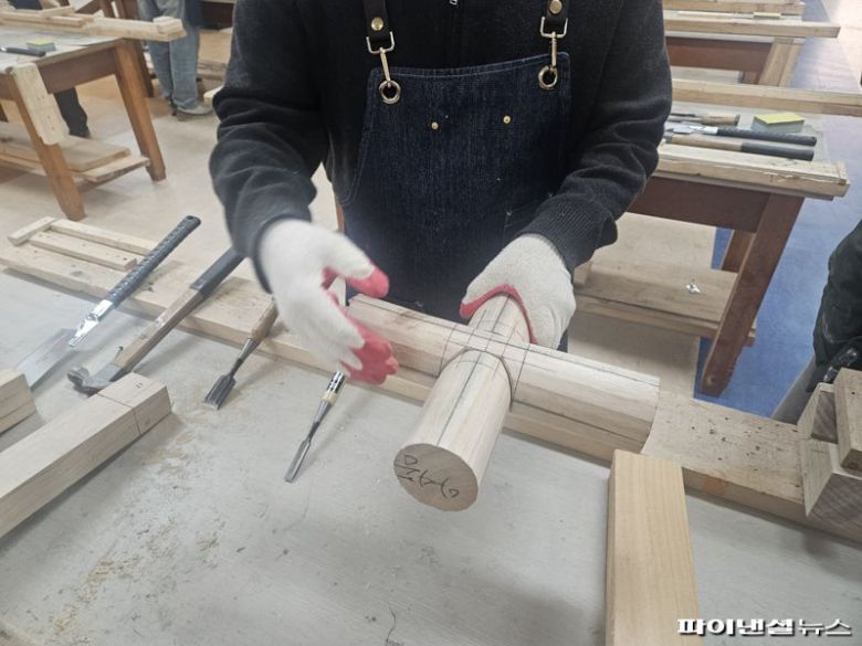 지난 16일 전북대학교 한옥건축학과 3학년 학부생 이씨가 한옥 건축에서 두 개의 수평 목재가 맞물릴 때 사용하는 전통적인 짜임 방식 '왕지맞춤'을 하고 있다. 사진=최가영 기자