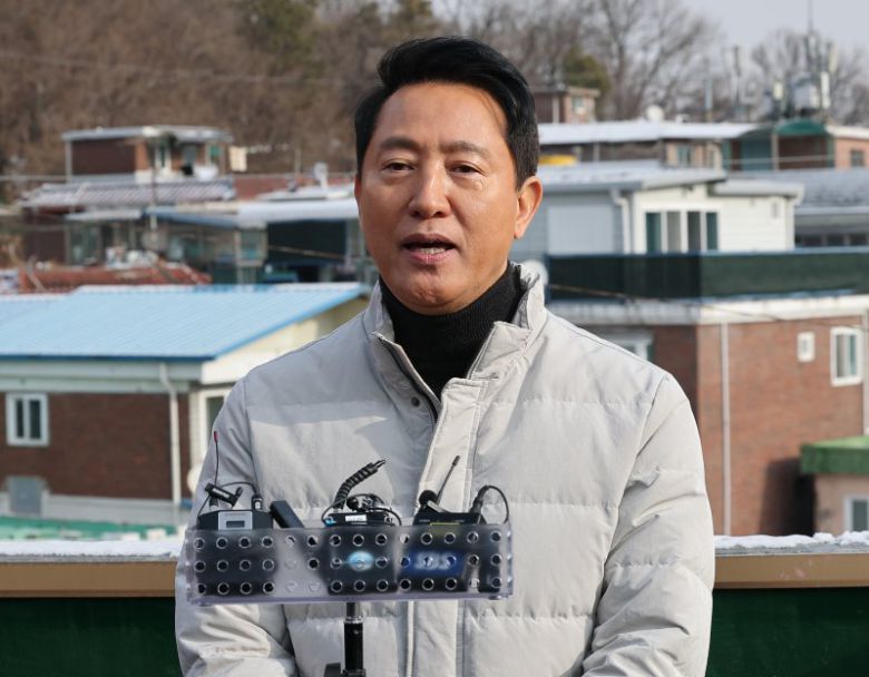 오세훈 서울시장이 19일 서울 관악구 신림7구역 재개발사업 대상지를 찾아 현장을 점검, 발언하고 있다. 연합뉴스