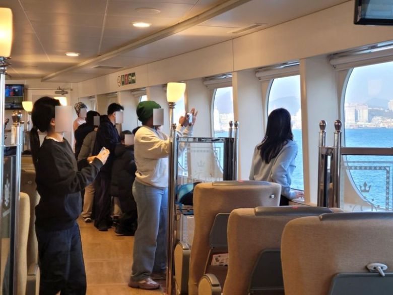 복지시설 선덕보육원 아동들이 팬스타 그레이스호 갑판에서 부산 북항 일대 경관을 감상하고 있다. 팬스타그룹 제공