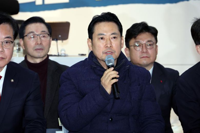 국민의힘 장동혁 대표가 19일 서울 여의도 국회 로텐더홀에서 열린 최고위원회의에서 발언하고 있다. 사진=박범준 기자