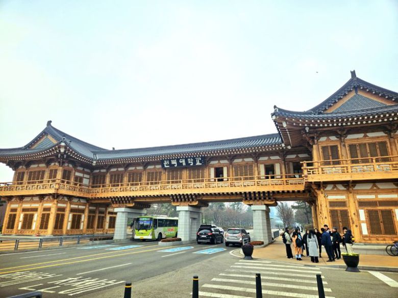 전국 유일 한옥건축학과가 있는 전북대학교에는 정문(사진)을 비롯해 12개의 한옥 건축물이 있다. 사진=최가영 기자