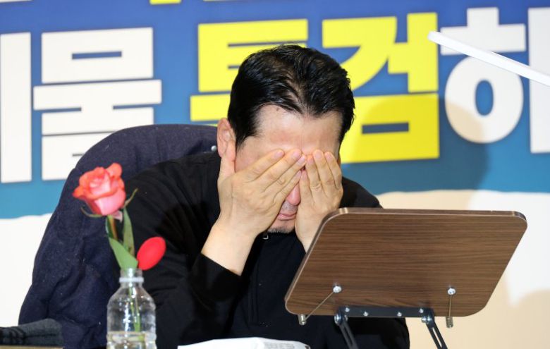 더불어민주당에 통일교·공천헌금 '쌍특검' 수용을 요구하며 닷새째 단식 투쟁을 이어가고 있는 국민의힘 장동혁 대표가 19일 국회 로텐더홀에 마련된 농성장에서 힘겨워하고 있다. 연합뉴스