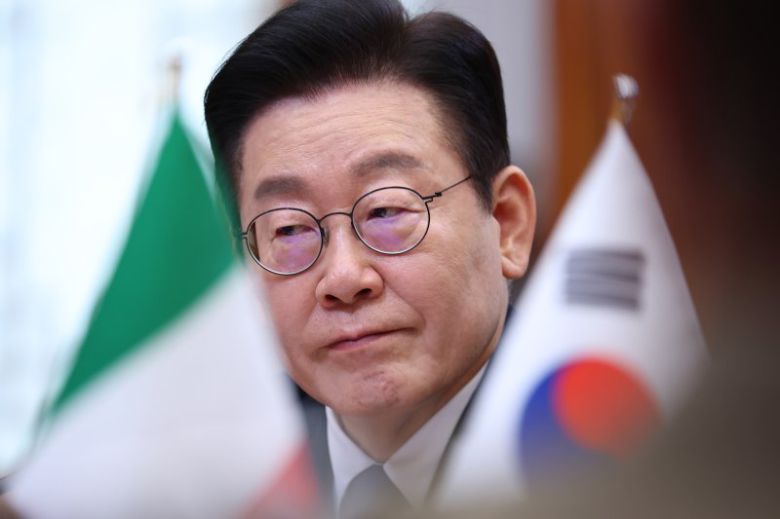 이재명 대통령이 19일 청와대에서 열린 한-이탈리아 정상회담에서 조르자 멜로니 이탈리아 총리 발언을 듣고 있다. 뉴시스