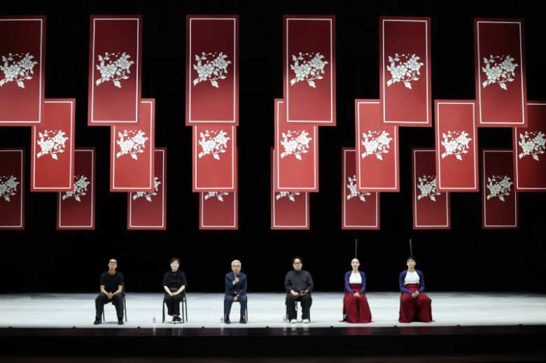 서울시무용단 '일무(佾舞)' 안무가 김성훈(왼쪽부터), 정혜진, 세종문화회관 안호상 사장, 연출 정구호, 무용수 김경애 최태헌이 21일 서울 종로구 세종문화회관에서 서울시무용단 '일무' 시연을 마치고 기자간담회를 하고 있다. 뉴시스