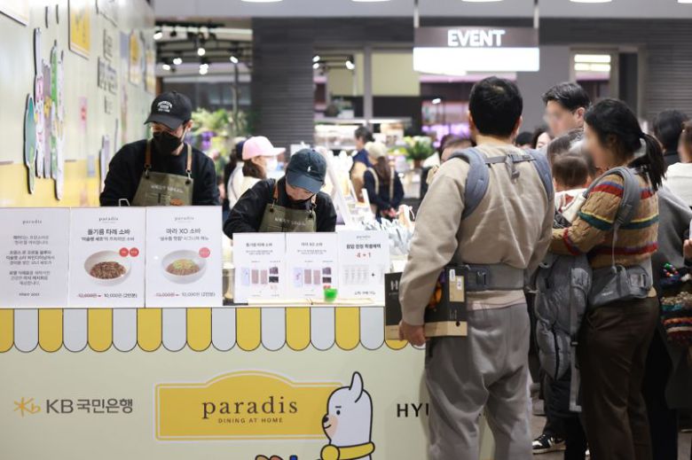 KB국민은행은 1월 16~22일 경기 성남시 현대백화점 판교점에서 소상공인을 응원하는 '소상공인 팝업 페스타(POP-UP FESTA)'를 진행한다. 지난 16일 팝업에 참여한 소상공인들이 방문객들에게 상품을 판매하고 있다./사진=KB국민은행