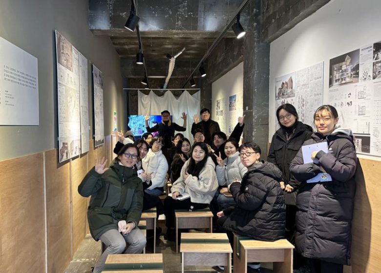 부산대학교 건축학과 BK21 사업단이 금정구 금정로 일대 유휴 상가를 활용해 1월 한달 간 전시·강연·공연·체험 행사를 진행하고 있다. 빈 점포를 활용한 팝업 문화공간에서 건축학과 학생들이 포즈를 취하고 있다. 부산대 제공