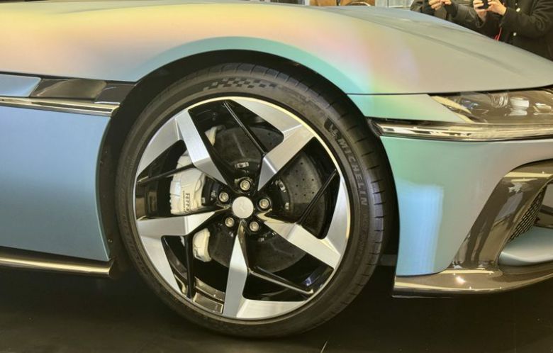 페라리 12 칠린드리 테일러메이드(Ferrari 12Cilindri Tailor Made) 휠. 김동찬 기자.                                  페라리 12 칠린드리 테일러메이드(Ferrari 12Cilindri Tailor Made) 후면. 김동찬 기자.