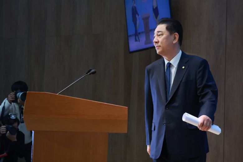 김병기 전 더불어민주당 원내대표가 19일 서울 여의도 국회 소통관에서 기자회견을 하기 위해 연단에 오르고 있다. 뉴시스