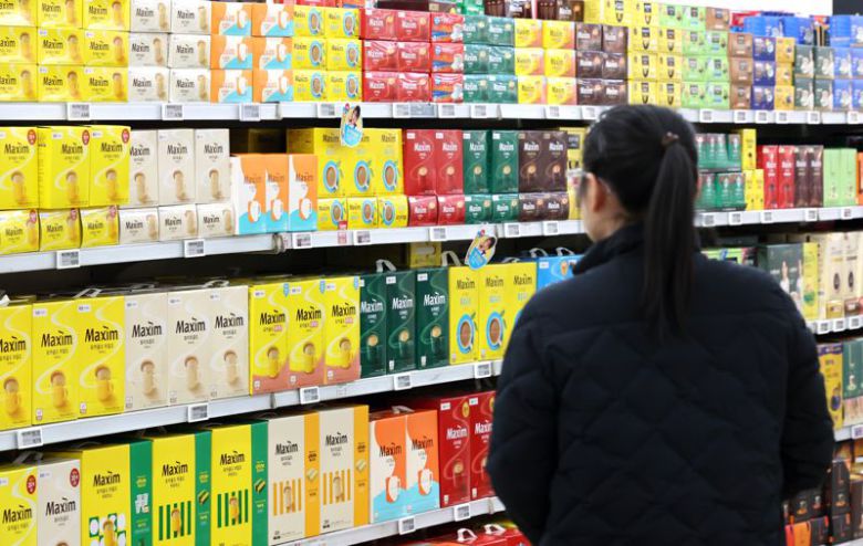 19일 오후 서울 시내의 한 대형마트에서 고객이 커피를 살펴보고 있다. /사진=뉴시스