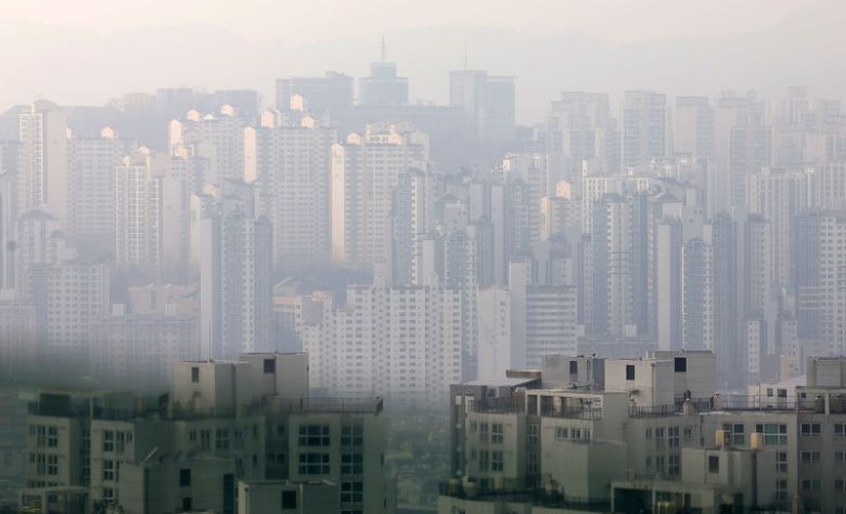 15일 오후 서울 강북구 북서울꿈의숲 전망대에서 바라본 강북 지역 아파트 단지 모습. 뉴시스